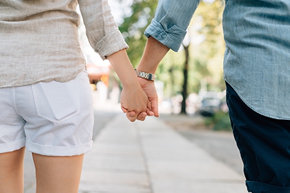 属羊人2022年农历四月订婚好吗，哪天适合订婚？