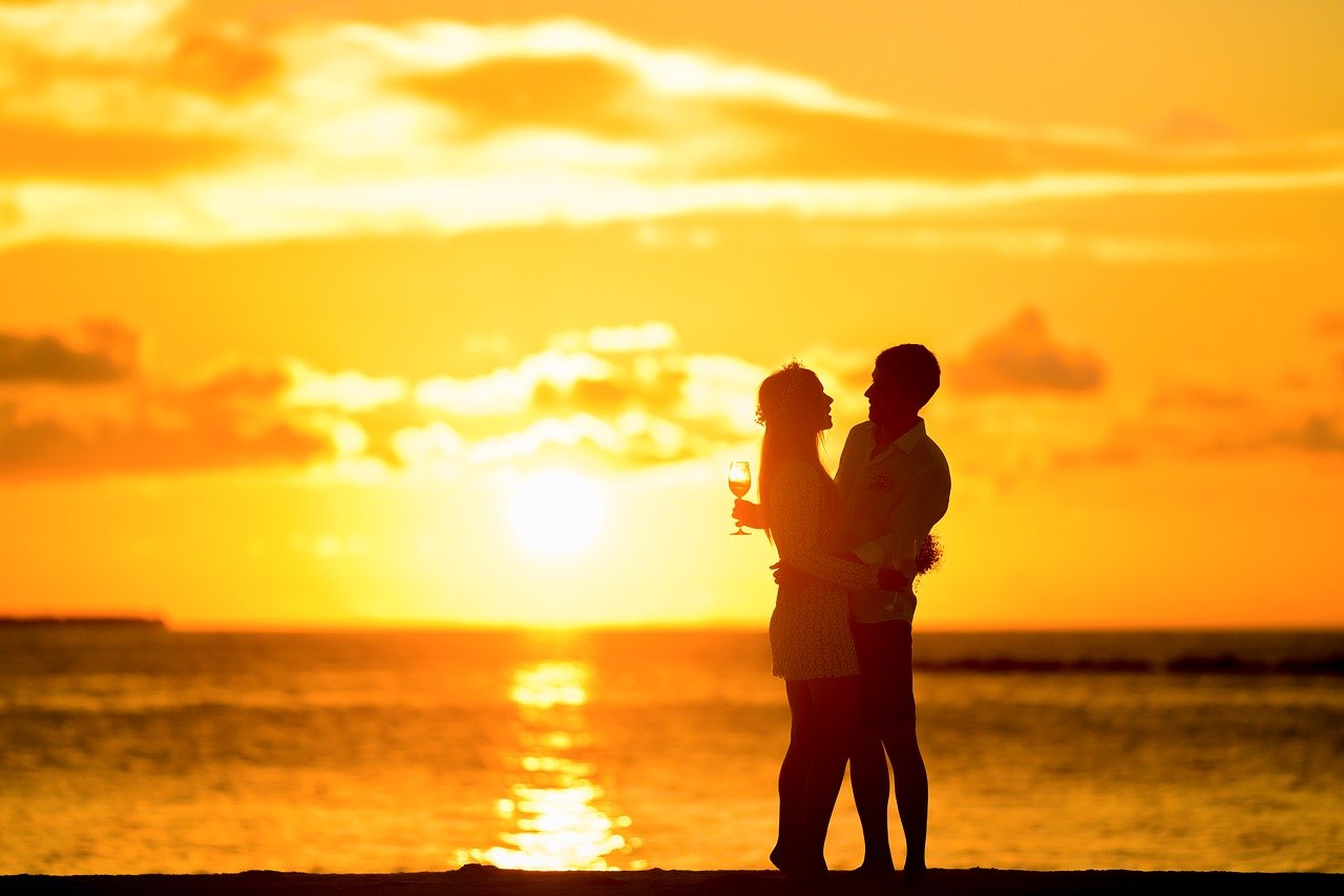 属猪和属蛇2022年结婚会有好结果吗，适宜婚嫁的日子有哪些？