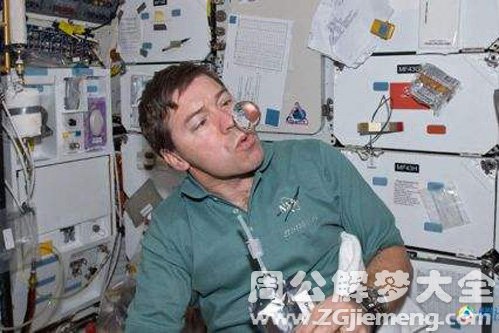 【梦见宇航员喝水】